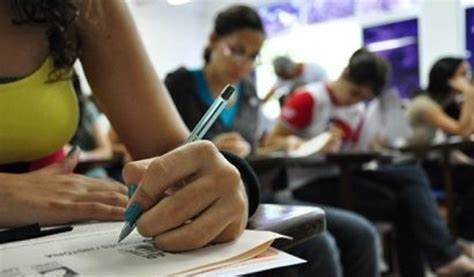 Estudantes do ensino médio terão bolsa para permanecer na escola