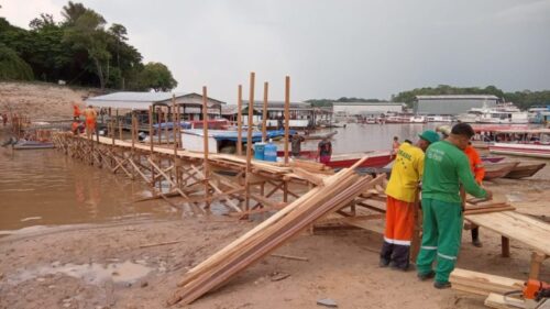 Ponte de 150 m é contruída na Marina do Davi para conter impacto da seca, em Manaus