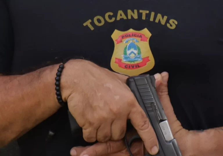 Mulher com mandado de prisão por tráfico de drogas é presa, em Palmas