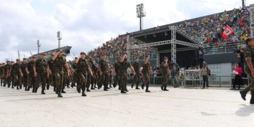 VÍDEOS: Sambódromo de Manaus recebe multidão no tradicional Desfile da Independência