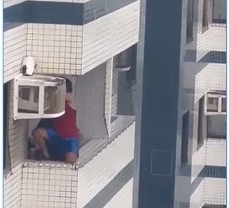 VÍDEO: Homem arrisca a vida no 4 andar de um prédio para salvar gatinho