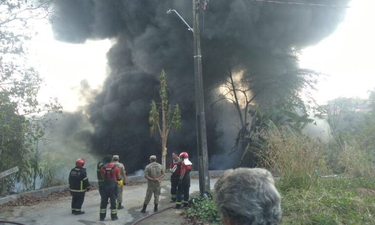Incêndio de grandes proporções atinge terreno no Mauazinho