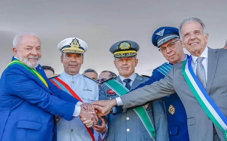 Lula participa de desfile de 7 de setembro com chefes militares e dos 3 Poderes