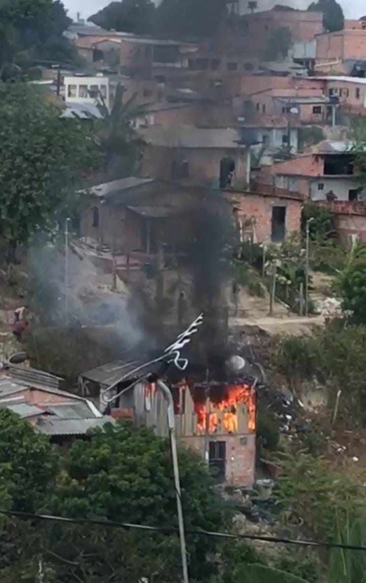 Incêndio atinge casa no bairro Alfredo Nascimento