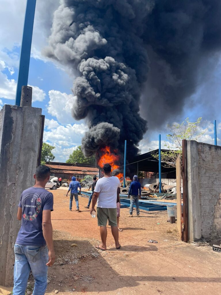 VÍDEOS: Depósito de pneus pega fogo e causa “coluna de fumaça”, em Palmas