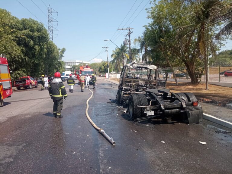 Equipe de bombeiros controla incêndio em caminhão em Manaus