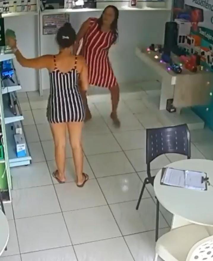 Vídeo: Mulher é flagrada furtando caixa de som e escondendo entre as pernas