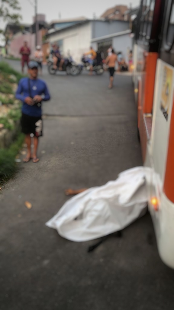 Motociclista morre esmagado por ônibus em Manaus