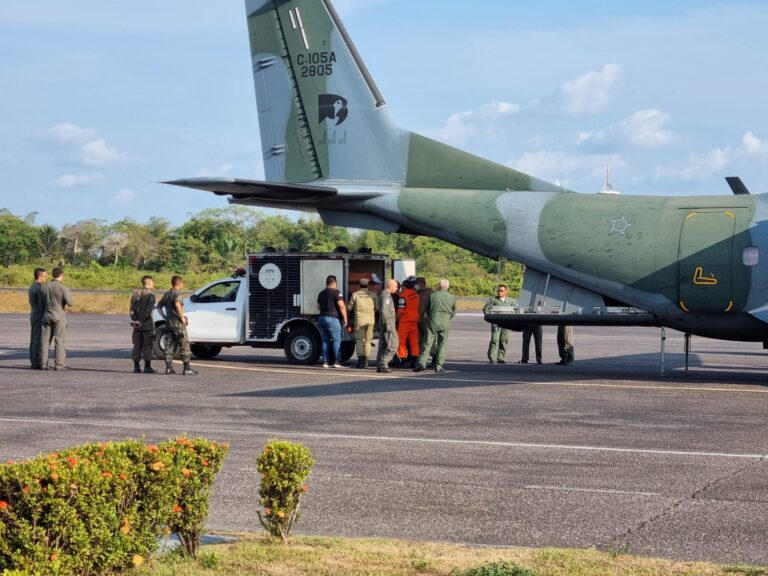 Corpos das vítimas de acidente aéreo em Barcelos chegam a Manaus