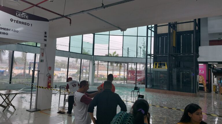 VÍDEOS: Forte temporal quebra vidraças de Shopping e assusta clientes, em Manaus