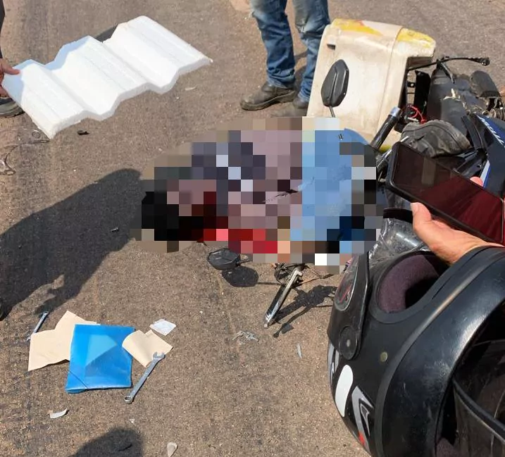 Entregador morre ao bater moto em caminhão, em Palmas