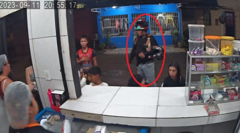 VÍDEO: Mototaxista se passa por cliente para assaltar pessoas em lanchonete de Manaus