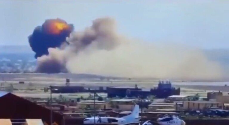 Vídeo: Avião explode instantes depois de pousar em pista no Mali