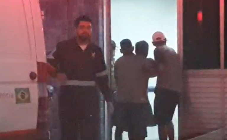 Homem briga com desafeto no meio da rua e acaba baleado, em Manaus