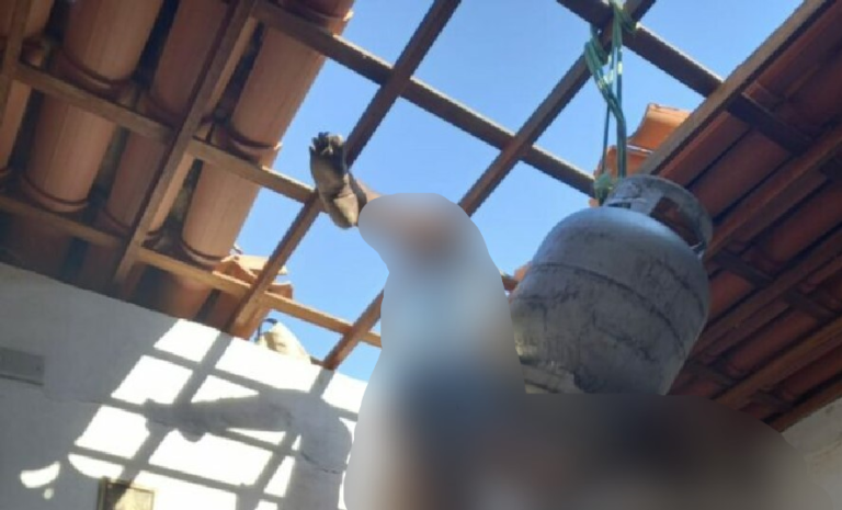 VÍDEO: Homem morre pendurado em telhado após tentar furtar botijão de gás, no Ceará
