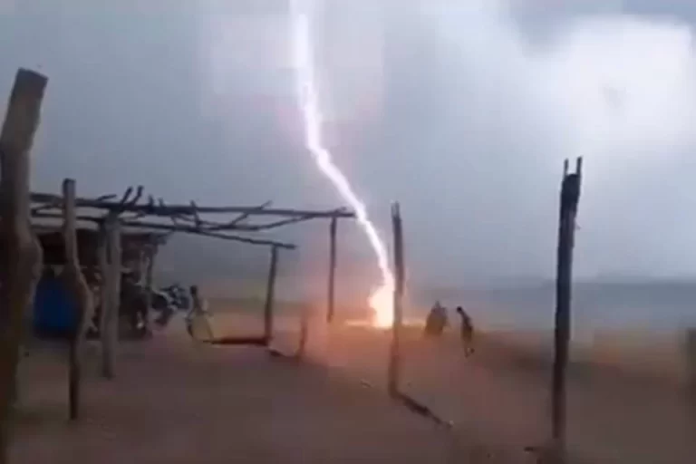 VÍDEO: Raio atinge praia do México e deixa dois mortos