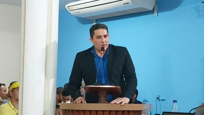 Em discurso ao reassumir Prefeitura de Borba, Simão Peixoto chama interino de "burro"