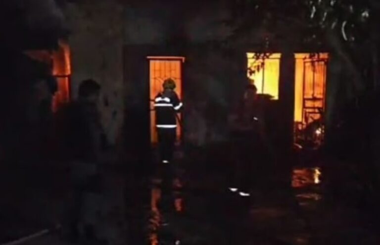 Homem morre carbonizado após atear fogo na própria casa, em Manaus