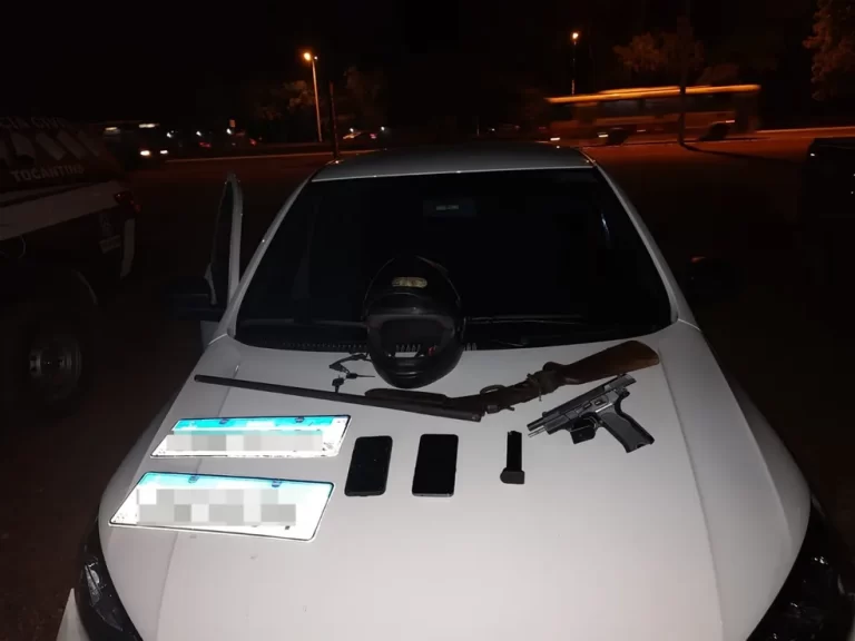 Suspeitos são flagrados com carro roubado e armas, em Palmas