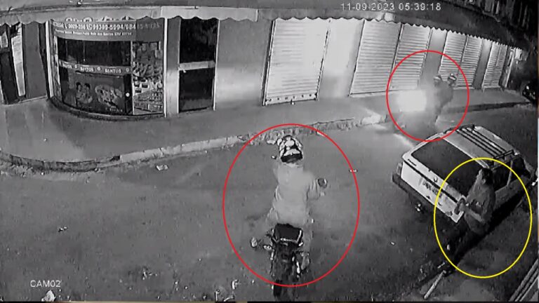 VÍDEOS: Mulher tenta se esconder, mas é assaltada por trio em duas motos, em Manaus
