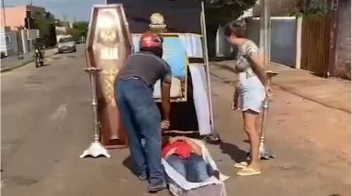 VÍDEO: Empresário simula o próprio velório como ‘protesto’ após ex solicitar pensão, em Cuiabá