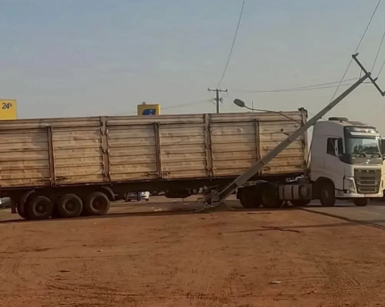 Caminhão derruba poste em rodovia e deixa mais de 2 mil residências sem energia