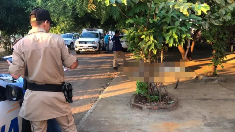 Homem é encontrado morto em calçada na frente de bar, em Palmas