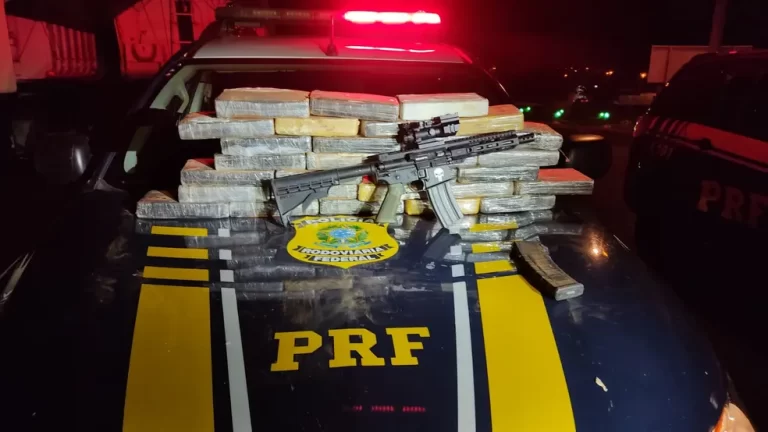 Fuzil e mais de 50 kg de cocaína são apreendidos pela polícia e três pessoas são presas por tráfico internacional de armas e drogas Fuzil e mais de 50 kg de cocaína são apreendidos pela polícia e três pessoas são presas por tráfico internacional de armas e drogas