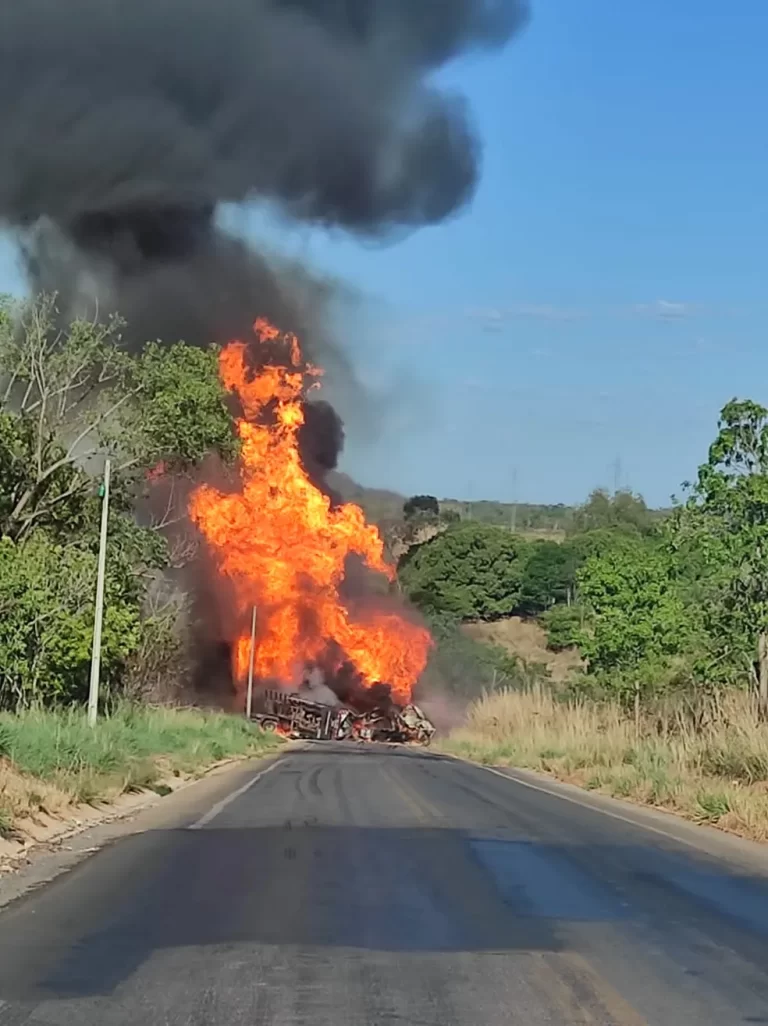 VÍDEO: Carretas pegam fogo após batida em rodovia do Tocantins