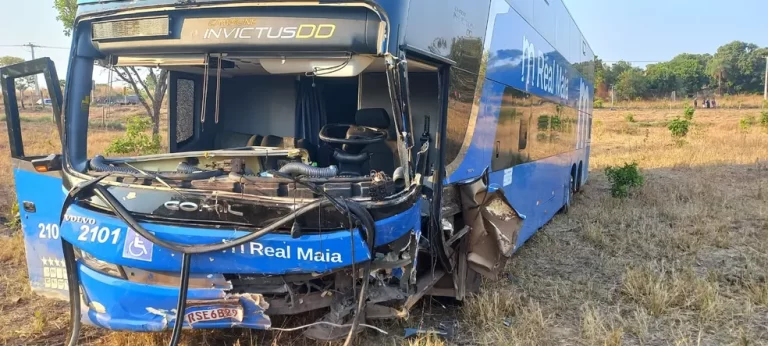 Colisão entre carro e ônibus deixa um morto e outro com fraturas nas pernas, no TO