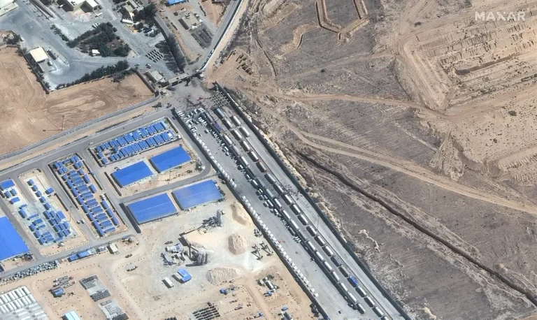 Satélite mostra caminhões com ajuda humanitária na fronteira do Egito