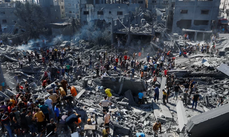 VÍDEO: Prédio ao lado da casa de brasileiros é bombardeado em Gaza
