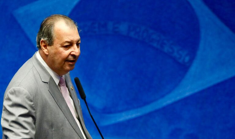 Imagem colorida mostra Omar Aziz em discurso no Senado