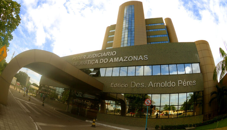 Elevador do Tribunal de Justiça do Amazonas despenca e deixa três feridos