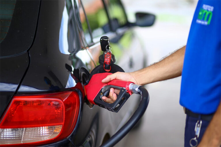 Preço médio da gasolina registra queda de 0,88% na semana, alcançando R$ 5,69 por litro, segundo ANP