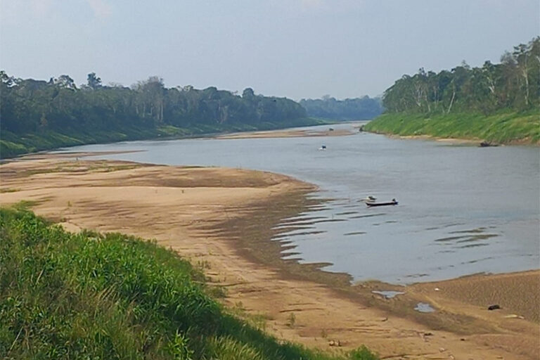 Após onze dias de subidas, Rio Negro desce dois centímetros