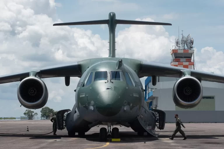 Primeiro avião com repatriados de Israel chega ao Brasil nesta quarta-feira (11)