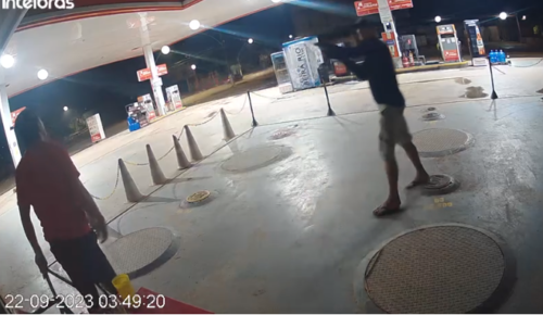VÍDEO: Frentista nega celular e ameaça assaltante com barra de ferro, no AM