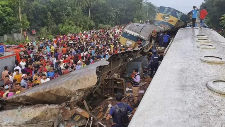 Colisão de trens deixam 17 mortos em Bangladesh