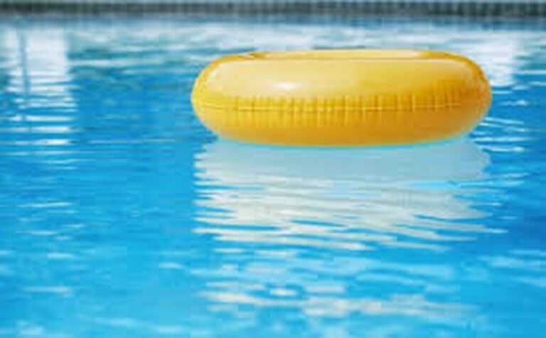 Autista cai em piscina e é reanimado por servidores da Casa Militar, em Manaus