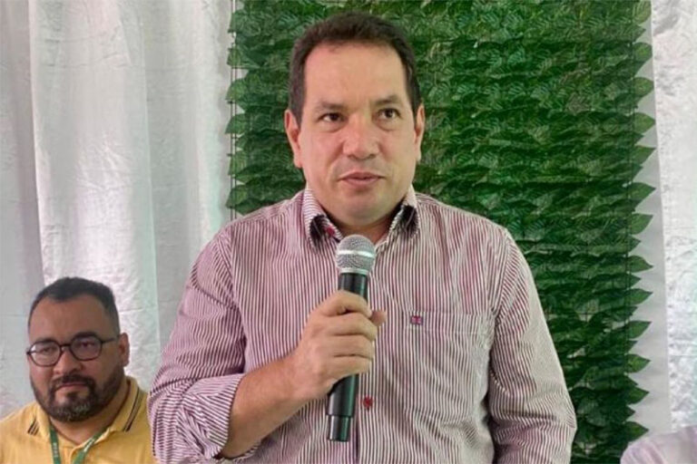 Em Atalaia do Norte, prefeito reduz o próprio salário e de seus secretários