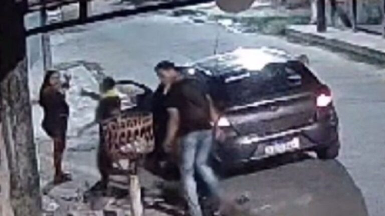 VÍDEO: Casal vive momento de pânico ao ter carro roubado, em Manaus