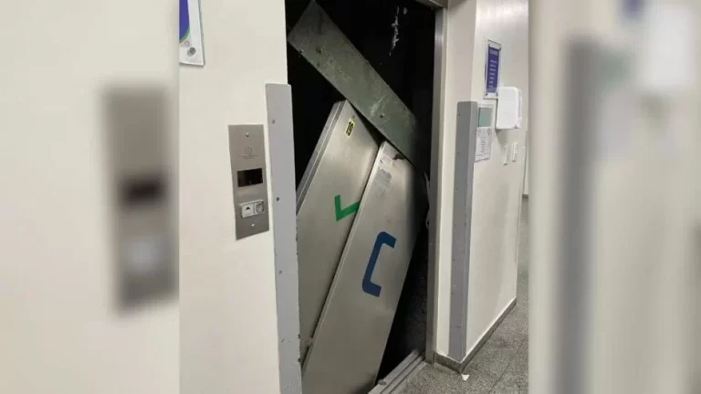 Em SC, porta de elevador se desprende e assusta pacientes em hospital