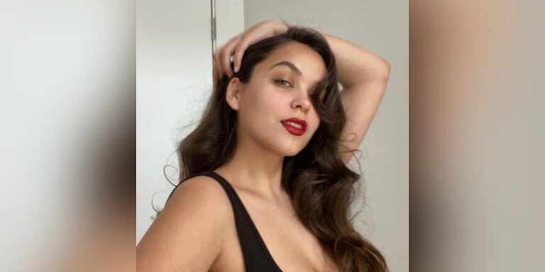 Influencer fatura milhões mostrando as axilas
