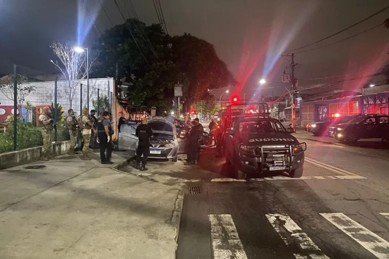 Polícia do Rio de Janeiro encontra corpos de suspeitos de assassinar médicos em quiosque