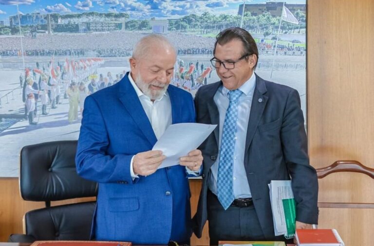 Lula volta a despachar no Planalto após cirurgias