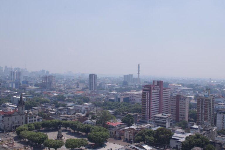 Prefeitura divulga ações preventivas no combate às queimadas e adia Maratona de Manaus