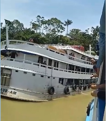 VÍDEO: Barco que transportava passageiros para Tabatinga bate em pedra