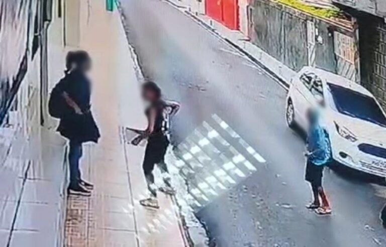 VÍDEO: Com canivete, crianças assaltam professora em rua de Manaus