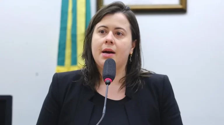 Após assassinato do irmão, Sâmia Bomfim anuncia licença por tempo indeterminado
